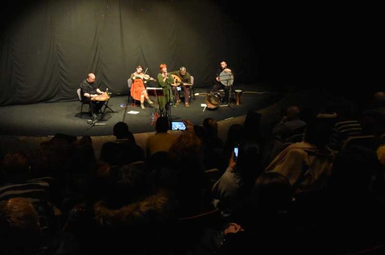 Музичка седенка на која публиката си потпевнуваше, а со рацете го следеше ритамот на „Чалгија саунд систем“