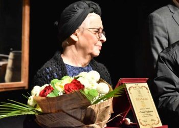 Примадоната на Струмичкиот театар Тинка Ристеска сé уште е на сцената – колегите и дадоа Плакета 55 години актерска дејност