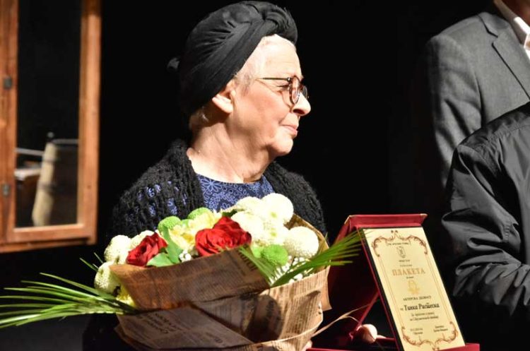Примадоната на Струмичкиот театар Тинка Ристеска сé уште е на сцената – колегите и дадоа Плакета 55 години актерска дејност