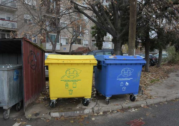 Од „Комуналец“ реагираат на фрлање секаков вид отпад во селектираните контејнери за ПЕТ пластика и во оние за хартија