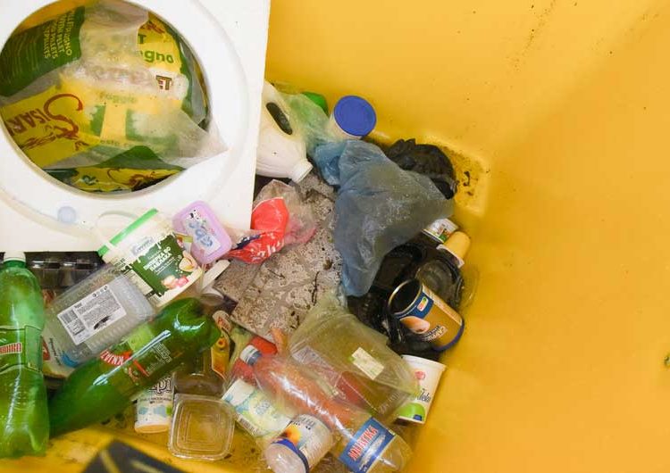 Од „Комуналец“ реагираат на фрлање секаков вид отпад во селектираните контејнери за ПЕТ пластика и во оние за хартија