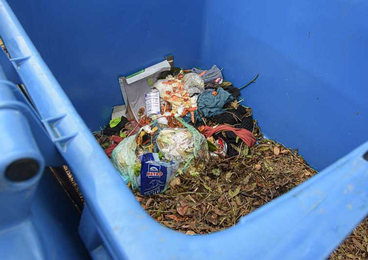 Од „Комуналец“ реагираат на фрлање секаков вид отпад во селектираните контејнери за ПЕТ пластика и во оние за хартија