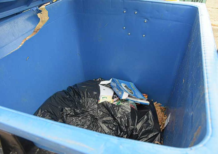 Од „Комуналец“ реагираат на фрлање секаков вид отпад во селектираните контејнери за ПЕТ пластика и во оние за хартија