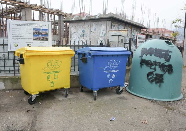 Од „Комуналец“ реагираат на фрлање секаков вид отпад во селектираните контејнери за ПЕТ пластика и во оние за хартија