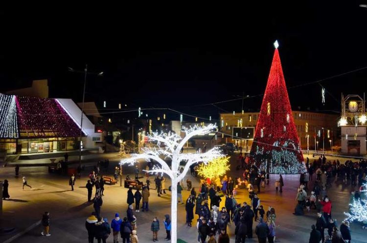 Новогодишната бајка во Струмица почна – светна празничното украсување на градот