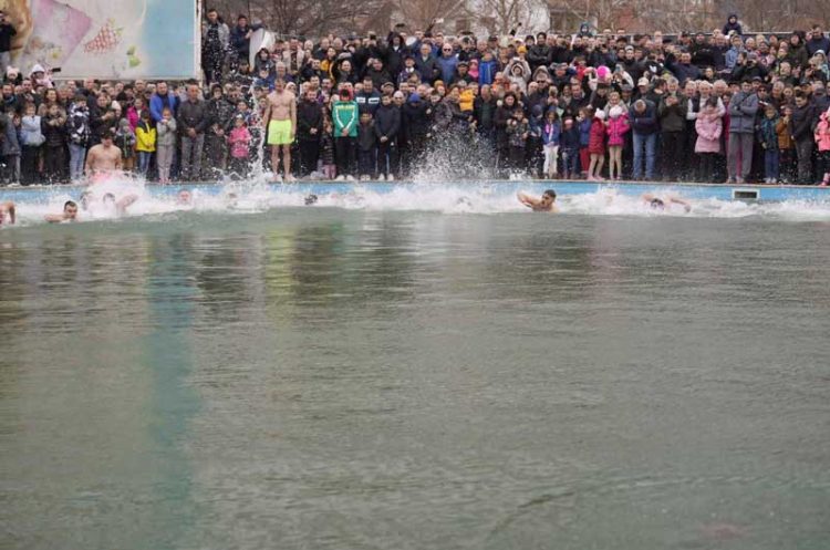 Утре во 12 часот Светиот крст ќе биде пуштен во водите на базенот „Аквариус“