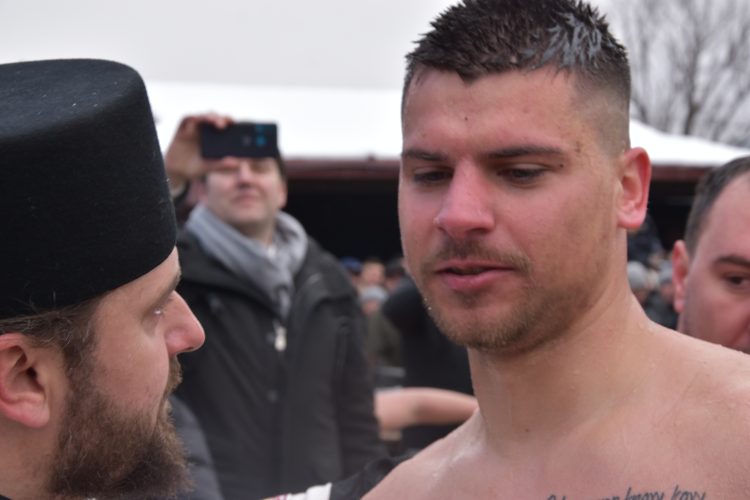 23-годишниот Васко Дрвошанов од Куклиш го извади крстот од водите во базенот во Струмица