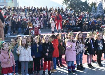 Со Бадникова поворка и хуманитарен концерт децата на Струмица ја споделија радосната вест дека се роди Христос