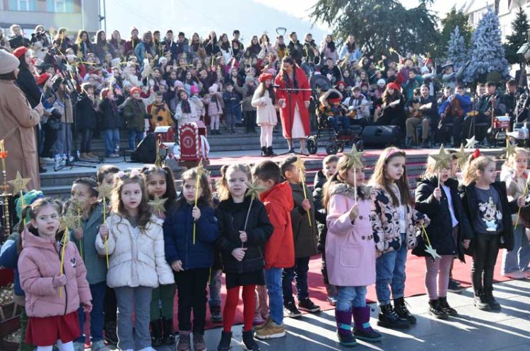 Со Бадникова поворка и хуманитарен концерт децата на Струмица ја споделија радосната вест дека се роди Христос