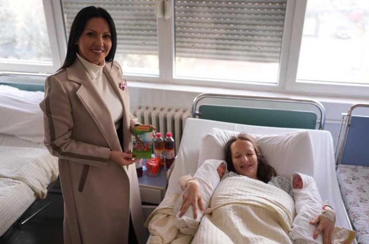 Близнаците си добија штедна книшка со 40.000 денари од Општина Струмица