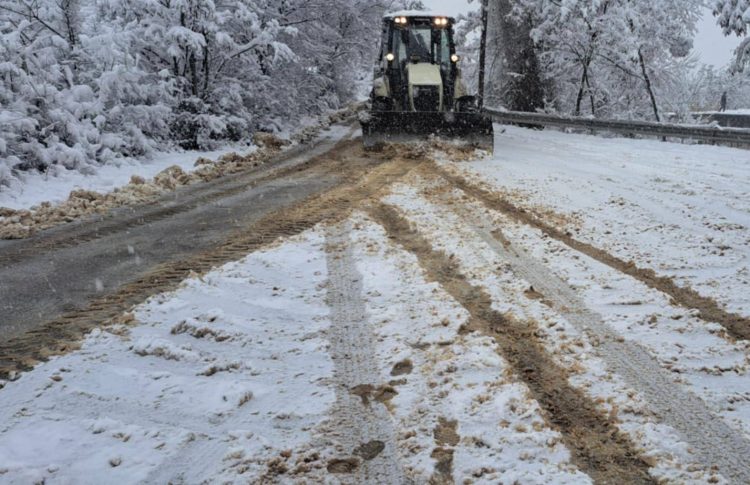 ЈПКД „Огражден“ ги чисти патиштата на територијата на општина Босилово