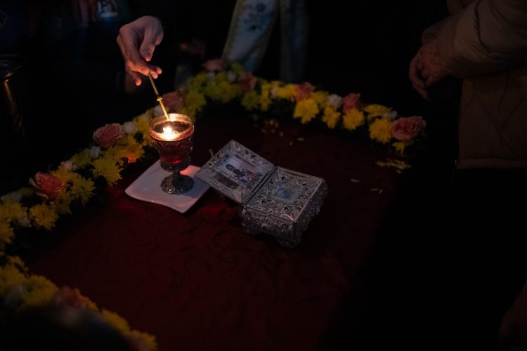 Од синоќа верниците во Струмица се поклонуваат пред моштите на Свети Василиј Велики