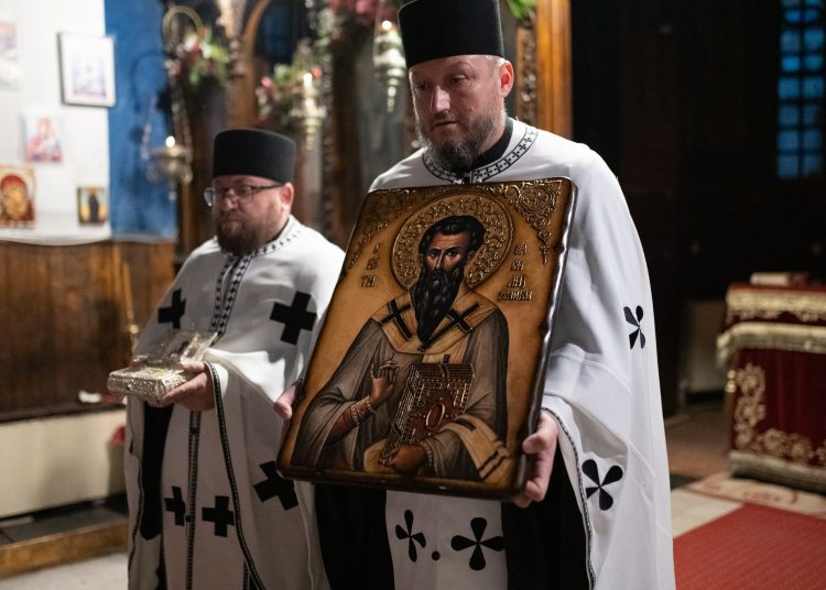 Од синоќа верниците во Струмица се поклонуваат пред моштите на Свети Василиј Велики