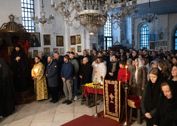 Од синоќа верниците во Струмица се поклонуваат пред моштите на Свети Василиј Велики