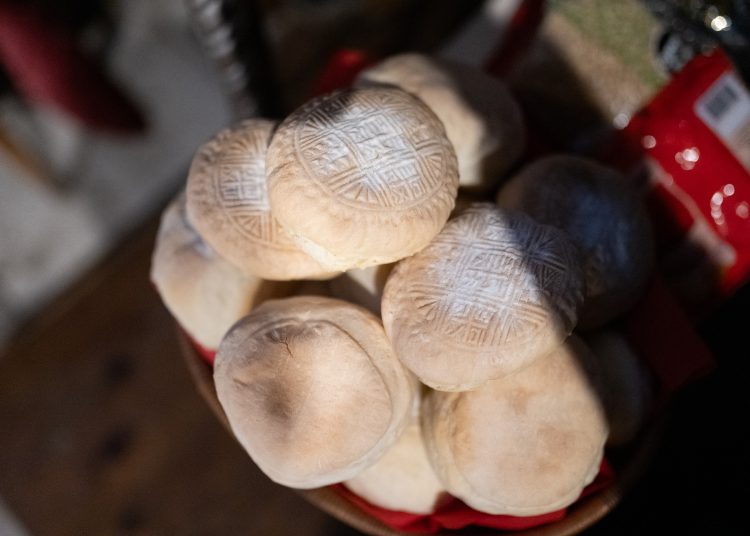 Од синоќа верниците во Струмица се поклонуваат пред моштите на Свети Василиј Велики