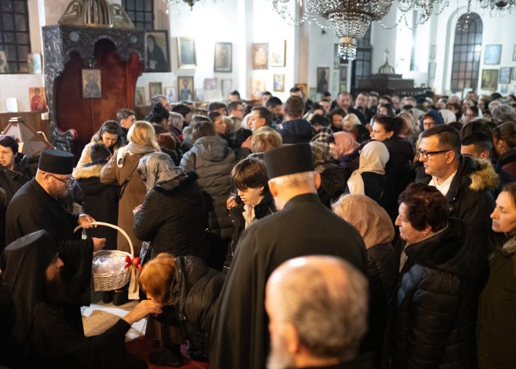 Од синоќа верниците во Струмица се поклонуваат пред моштите на Свети Василиј Велики