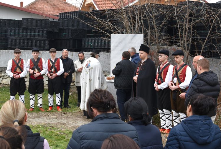 Во Куклиш одбележани годишнини од опожарувањата на селото