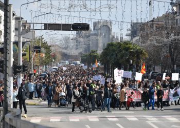 Ја имаат власта за да го решат проблемот, ама излегоа со народот и протестираат за чист воздух!