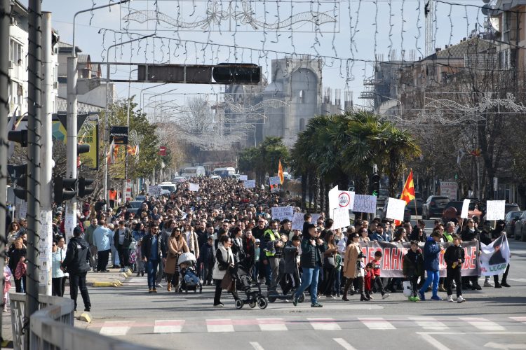 Ја имаат власта за да го решат проблемот, ама излегоа со народот и протестираат за чист воздух!