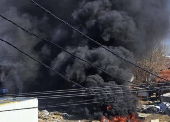 „Здрава котлина“ алармира – црн густ чад на улицата „Антон Панов“ во Струмица