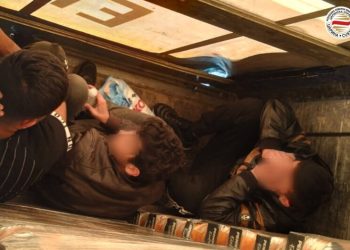 Возач пријавил дека слушнал гласови и тропање во приколката од возилото – откриени четворица мигранти