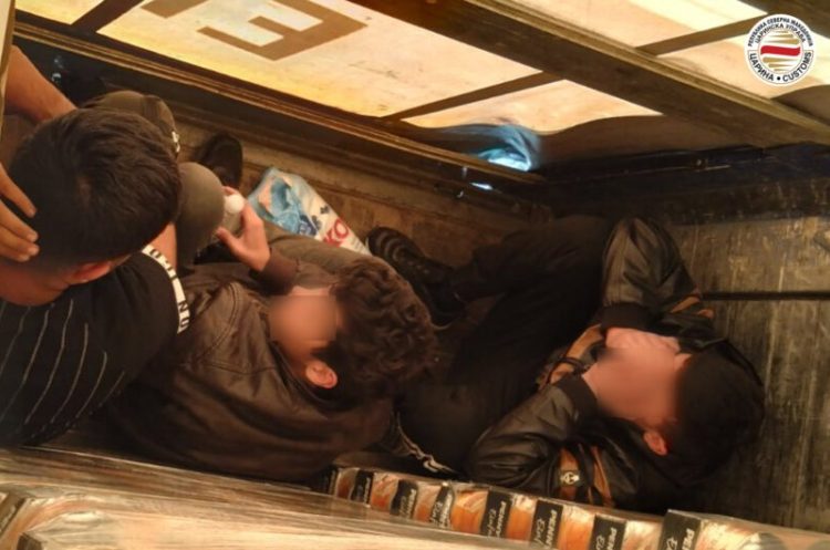 Возач пријавил дека слушнал гласови и тропање во приколката од возилото – откриени четворица мигранти