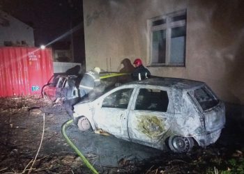 Гореле хаварисани возила во дворот на струмичката болница