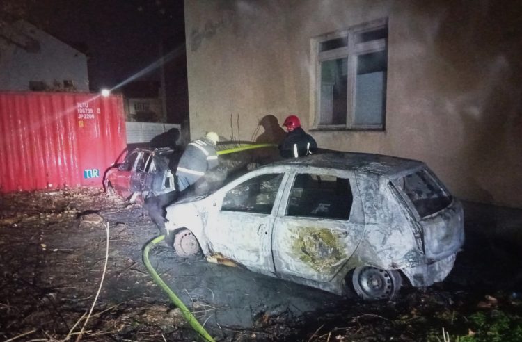 Гореле хаварисани возила во дворот на струмичката болница