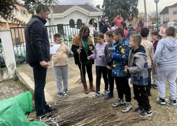 Општина Босилово подели 1500 овошни садници на граѓаните во замена за 1200 килограми пластични шишиња собрани од нив