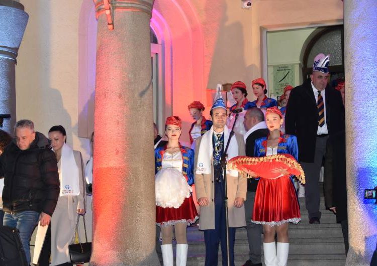 Се смени власта во Струмица – клучот од градот во рацете на Цицимов и карневалскиот одбор