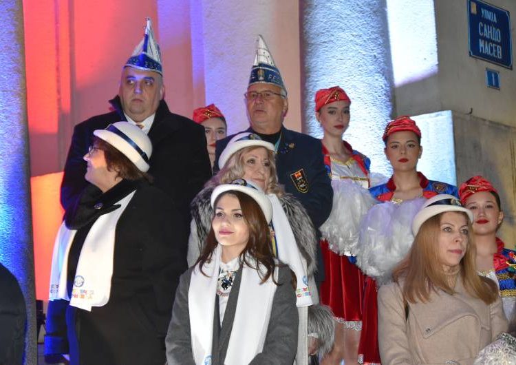 Се смени власта во Струмица – клучот од градот во рацете на Цицимов и карневалскиот одбор