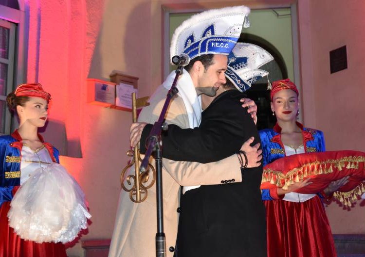 Се смени власта во Струмица – клучот од градот во рацете на Цицимов и карневалскиот одбор