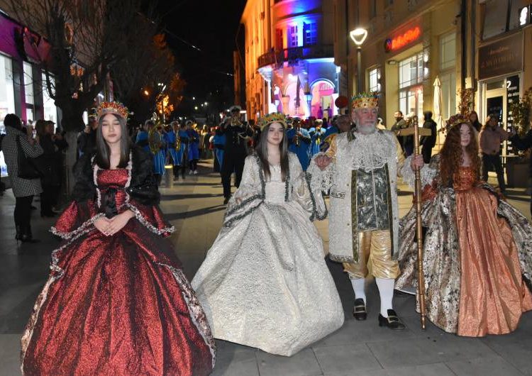 Се смени власта во Струмица – клучот од градот во рацете на Цицимов и карневалскиот одбор