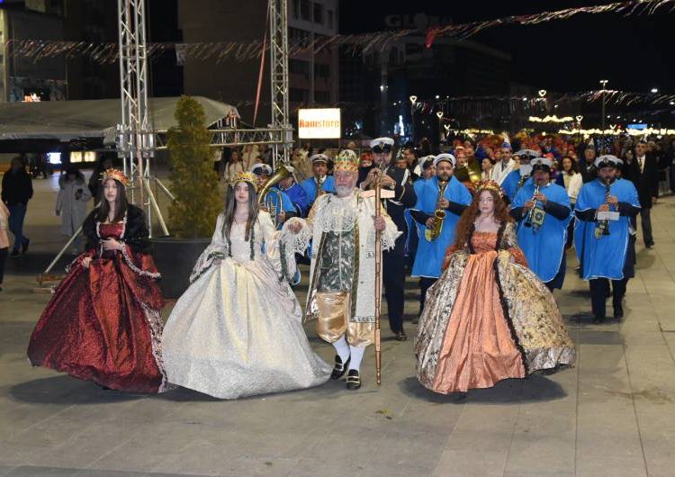 Се смени власта во Струмица – клучот од градот во рацете на Цицимов и карневалскиот одбор