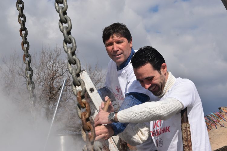 Во огромен казан на струмичкиот плоштад се свари 2500 килограми бел грав