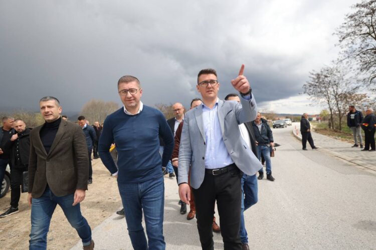 Премиерот Христијан Мицкоски и министерот за локална самоуправа Златко Перински во посета на струмичкиот регион