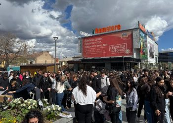 Голем број средношколци се собраа на струмичкиот плоштад за да изразат сочувство кон загинатите млади лица во Кочани