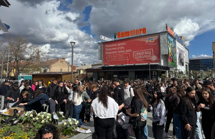 Голем број средношколци се собраа на струмичкиот плоштад за да изразат сочувство кон загинатите млади лица во Кочани