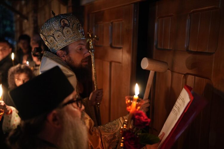 Епископот Јаков на полноќ ја соопшти веста за Христовото воскресение