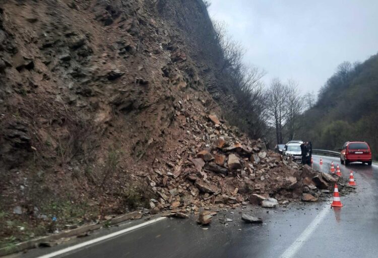 Одрони на патниот правец Струмица – Валандово, кај Костурино