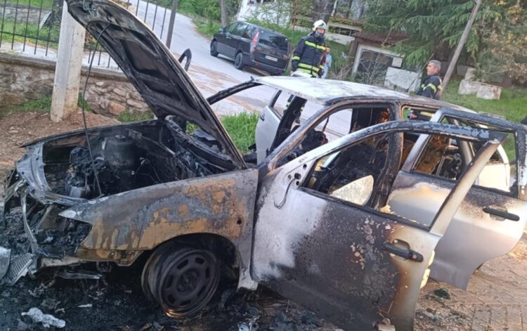 Изгоре автомобил во Банско