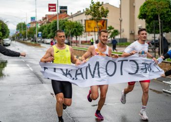 И покрај дождот се одржа хуманитарната иницијатива „Сите за Кочани – Трчаме заедно“ – 150 граѓани трчаа низ струмичките улици