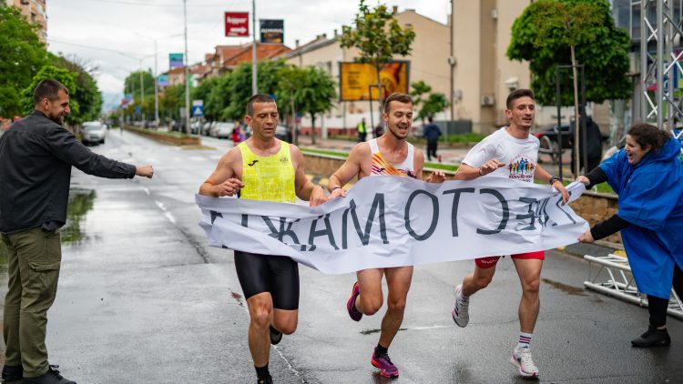 И покрај дождот се одржа хуманитарната иницијатива „Сите за Кочани – Трчаме заедно“ – 150 граѓани трчаа низ струмичките улици