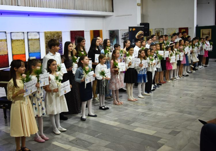 Концерт на Музичкото училиште „Боро Џони“ во чест на патронот, во публиката концертот го следеа синот и внукот на Боро Џони