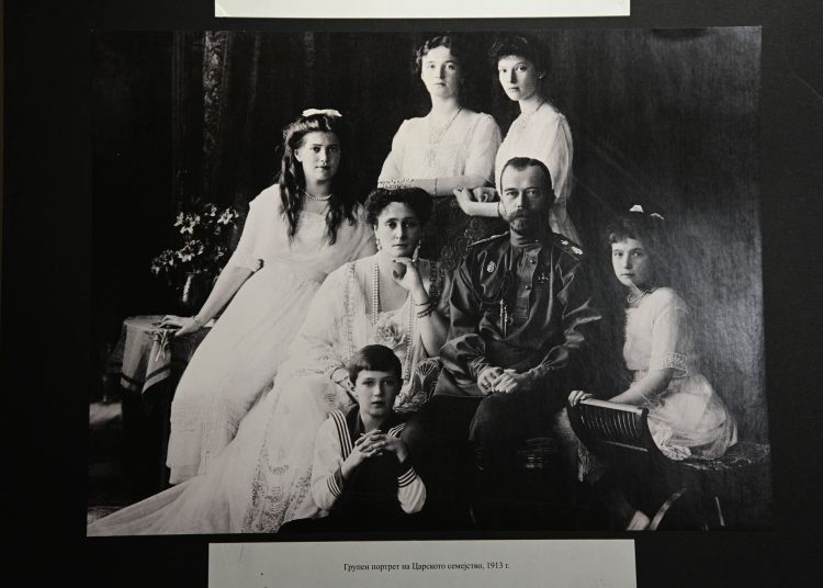 Во Градската уметничка галерија во Струмица поставена изложба на фотографии од царското семејство Романови