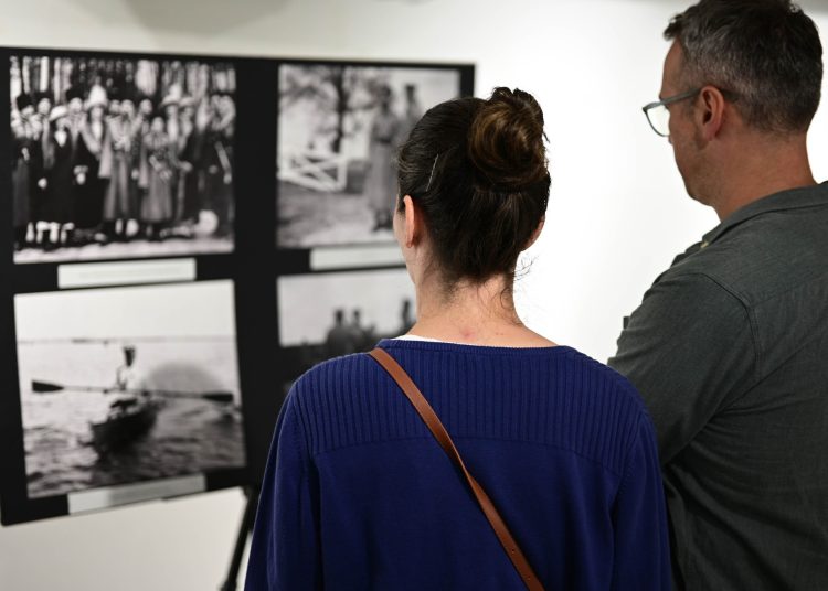 Во Градската уметничка галерија во Струмица поставена изложба на фотографии од царското семејство Романови