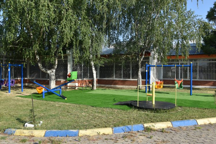 Инклузивно детско игралиште за Дневниот центар за едукација и рехабилитација „ЕдуПрактика“ преку проект на Здружението Демократски институт за општествени и политички анализи