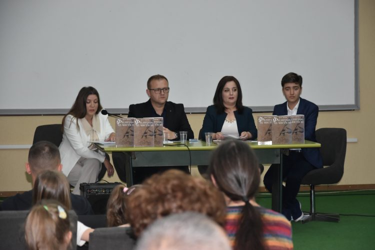 „Филигран од мастило“ – стихови напишани во книга од младиот Лука Костов промовирана пред струмичани