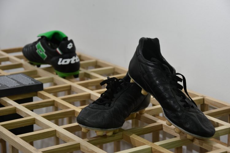 Копачките на познатиот фудбалер Роберто Баџо, тркачкиот велосипед „Пинарело“ на показ пред струмичани во Градската галерија