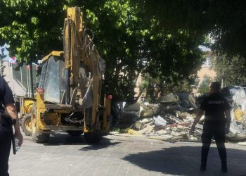 Се рушат бесправно поставени урбана опрема и објекти на јавни површи во центарот на Струмица